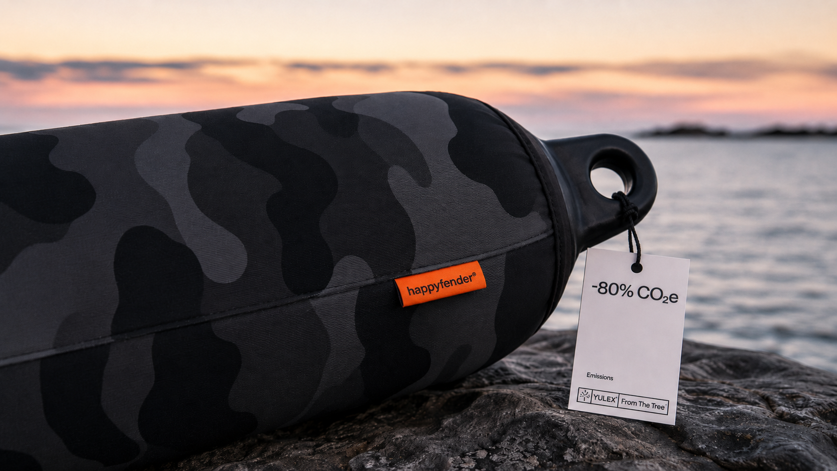 happyfender fenderskydd i mörkt kamouflagemönster med Yulex hangtag som visar 80 procent lägre CO2-utsläpp